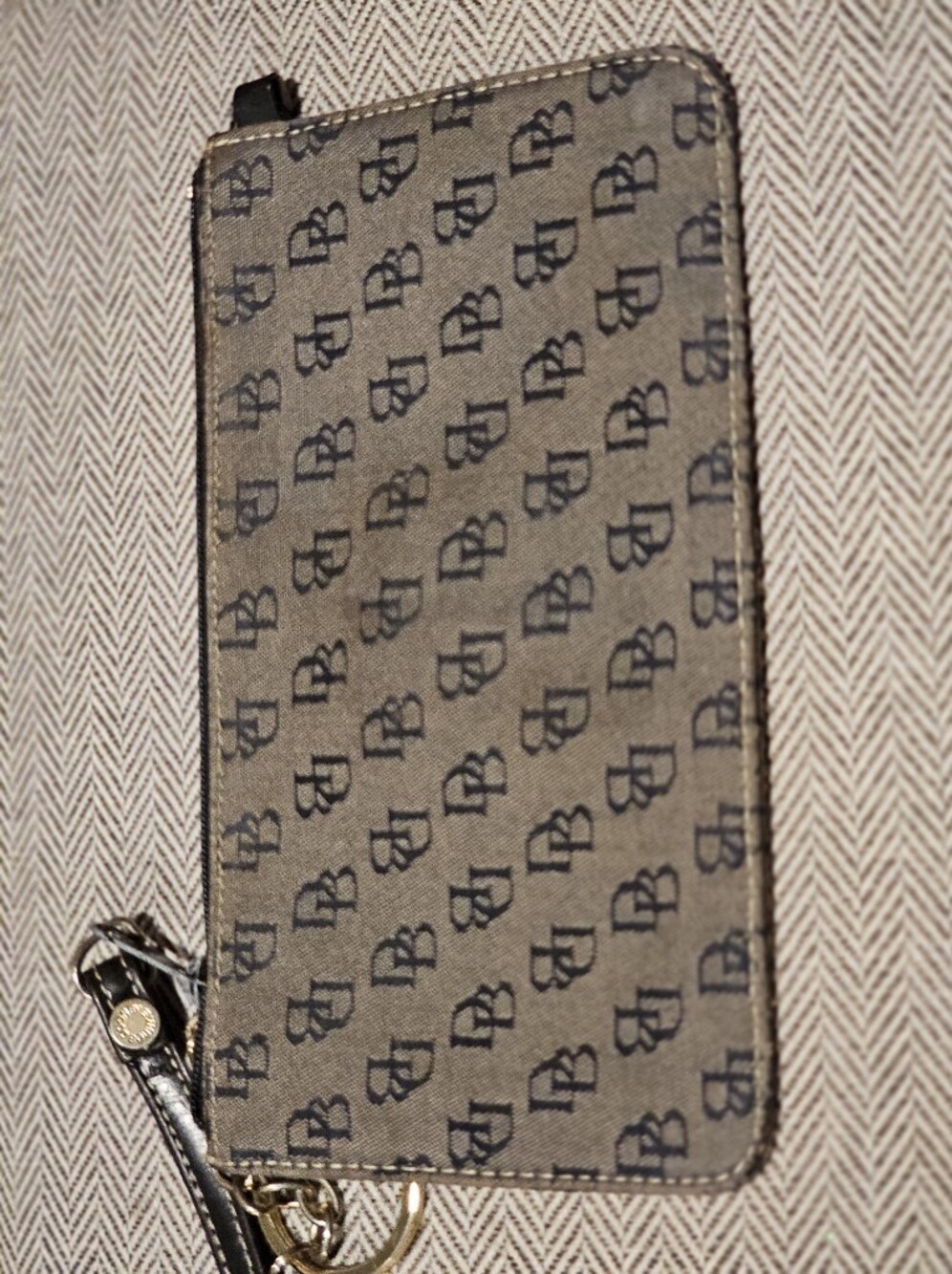 Dooney & Bourke DB monogram canvas wristlet pouch in Gray and Black